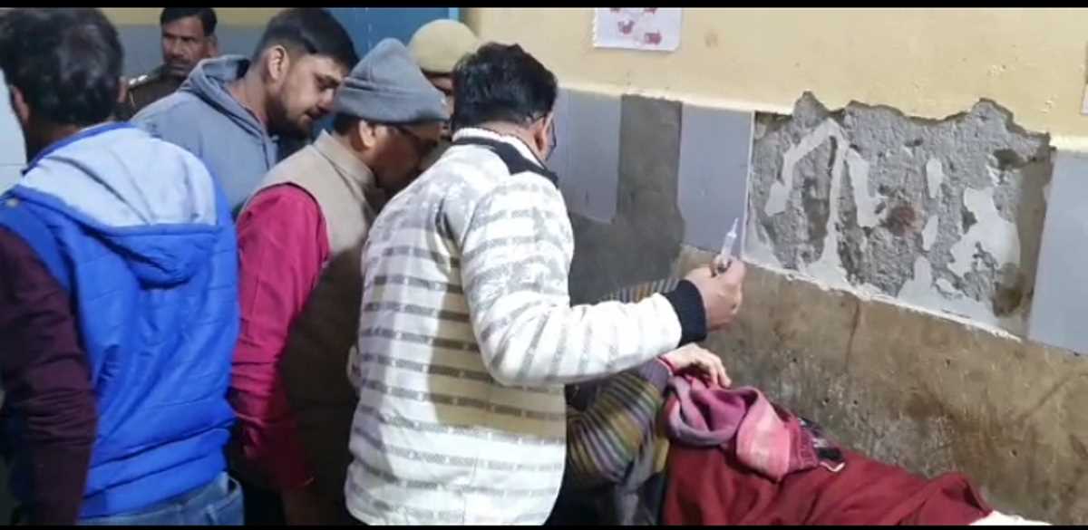 अनियंत्रित होकर खाई में पलटी सवारियों से भरी रोडवेज बस